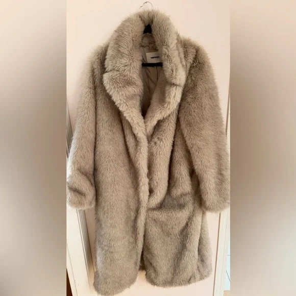 Aritzia Cortina Coat - Arctic Faux Fur - Picture 3 of 9